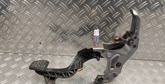 Toyota Urban Cruiser (XP110) Clutch pedal 