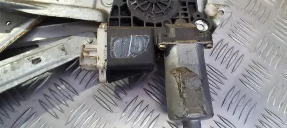 Opel Tigra A Front door window regulator motor 0130821654