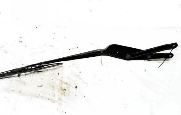 Nissan Almera Tino Front wiper blade arm
