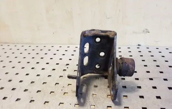 Toyota Auris 150 Engine mounting bracket
