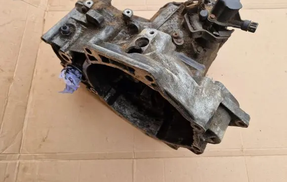 Volkswagen Golf III Manual 5 speed gearbox CTT 02C301107E SYNCRO
