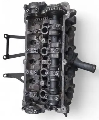 Volkswagen PASSAT B4 Engine head 051103373