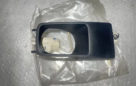 Dodge Magnum Front fog light trim/grill 04805922AA 4805922AA