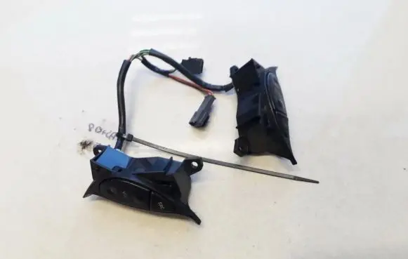Steering wheel buttons/switches