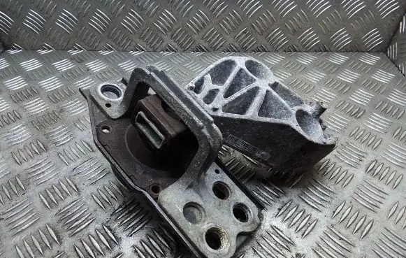 Nissan X-Trail T31 Engine mount bracket 575AF100C