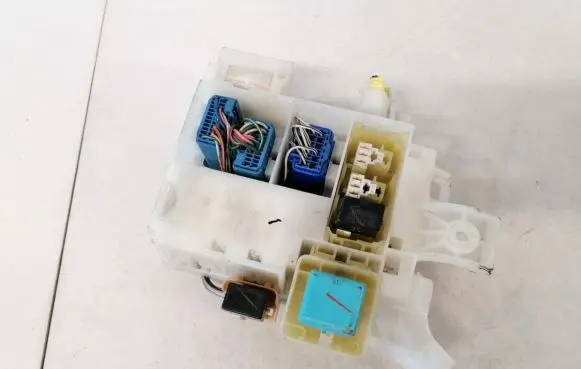 Toyota Corolla E120 E130 Fuse box set 7019ta1 6058