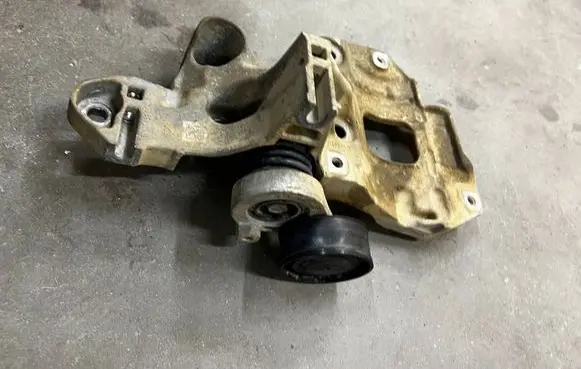 Dacia Dokker Generator/alternator belt tensioner 117504048R 117105158R