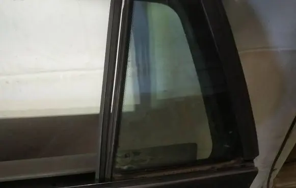 Rear vent window glass