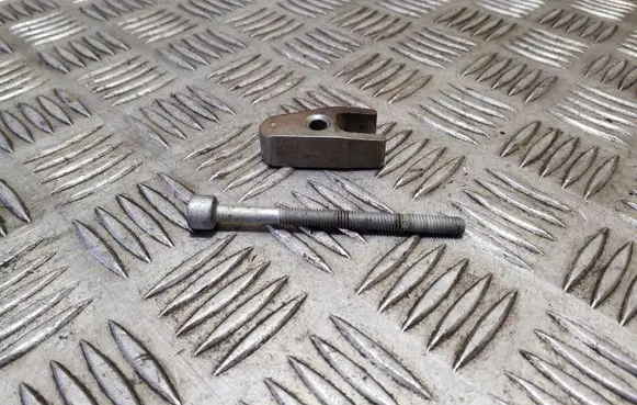 Mercedes-Benz ML W164 Fuel Injector clamp holder