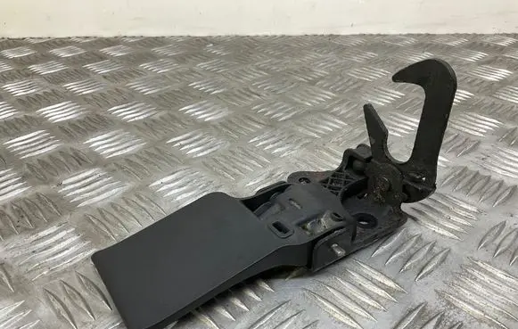 Audi Q3 8U Engine bonnet/hood lock/latch loop/hook 8U0823480A