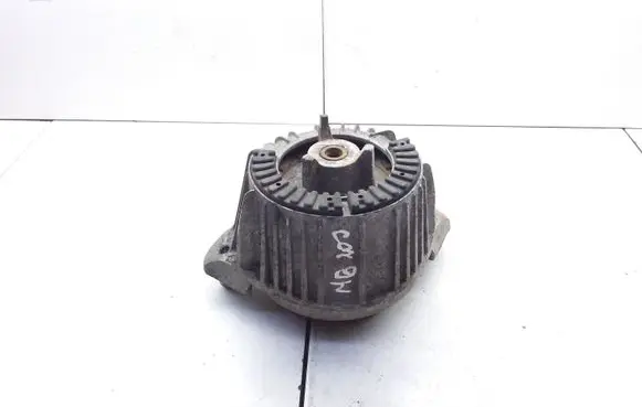 Mercedes-Benz C W204 Engine mount bracket A2042400317
