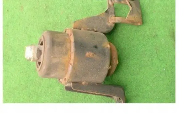 Mazda MPV II LW Engine mount bracket