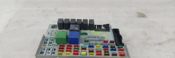 Opel Zafira A Fuse box set 24412497
