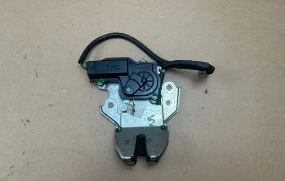 Chrysler 300 - 300C Tailgate/trunk/boot lock/catch/latch 581AA17007C