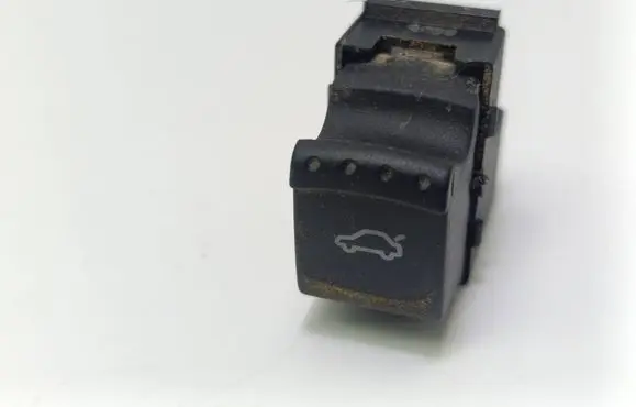 Volkswagen PASSAT B5.5 Tailgate opening switch 1J0959831A