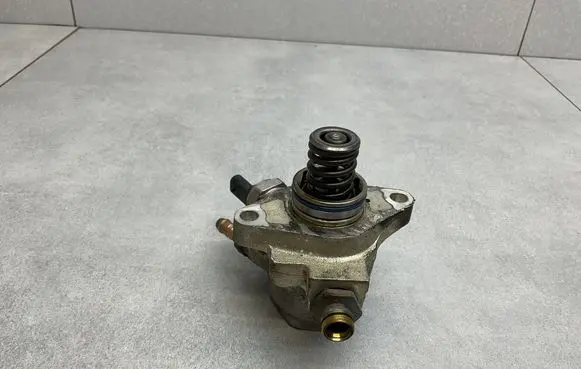 Volkswagen Golf VII Fuel injection high pressure pump 04E127026H