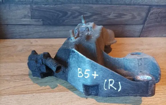 Volkswagen PASSAT B5.5 Engine mounting bracket 4B0199352B