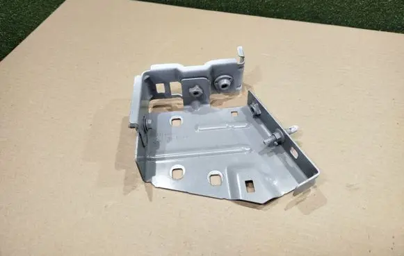 Renault Master III Fender mounting bracket 631438806R