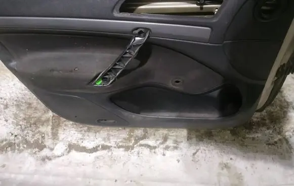 Skoda Octavia Mk2 (1Z) Front door card panel trim 