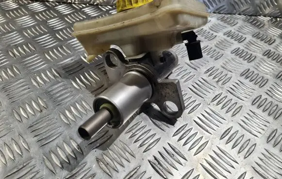 Audi A4 S4 B6 8E 8H Master brake cylinder