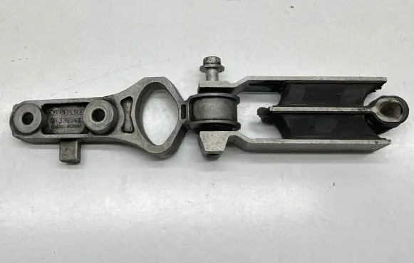 Volvo V70 Engine mount bracket 31330145 BQ3EA
