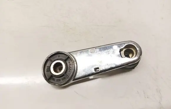 Volkswagen PASSAT B5 Front door window winding handle 443837581d