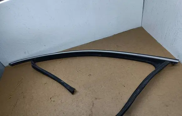 Volkswagen PASSAT B7 USA Front door glass trim molding 561837431A