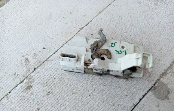 Peugeot 307 Rear door lock