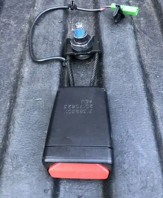 Front seatbelt buckle