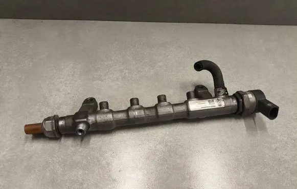 Volkswagen PASSAT B7 Fuel main line pipe 057130764ab 03l130089q