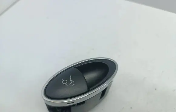 Mercedes-Benz E W211 Tailgate opening switch A2118211151