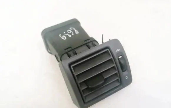 Volvo V50 Dash center air vent grill Y01128