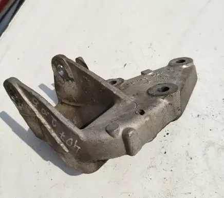 Engine mounting bracket