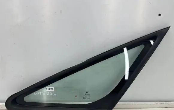 Mitsubishi Colt Front triangle window/glass 