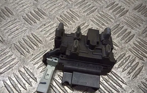 Honda CR-V Front door window switch trim M17432
