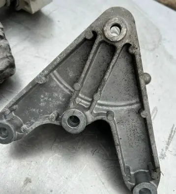 Opel Astra J Engine mounting bracket 13248664