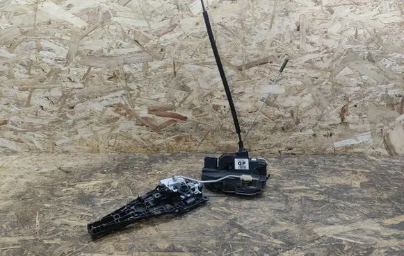 Chevrolet Cruze Front door lock 10D011 13503802