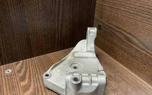 Iveco Daily 6th gen Generator/alternator bracket 504115732