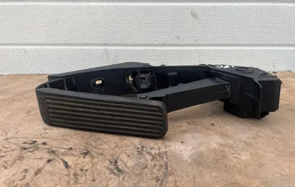 Mercedes-Benz S W220 Accelerator throttle pedal A2203000004