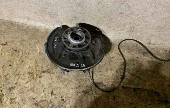 Rear wheel hub
