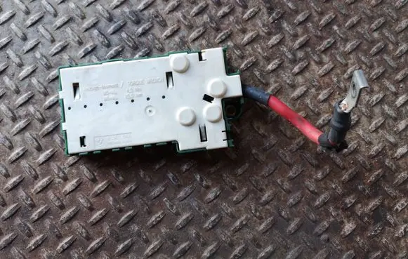 BMW 5 E39 Fuse module 8387543
