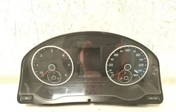 Volkswagen Tiguan Speedometer (instrument cluster) 5N0920982D