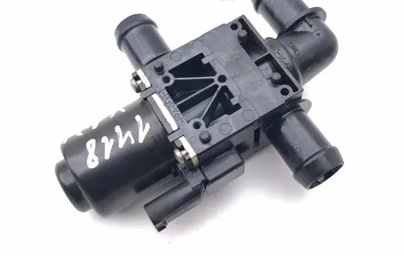 Jaguar I-Pace Coolant heater control valve J9D318495AA