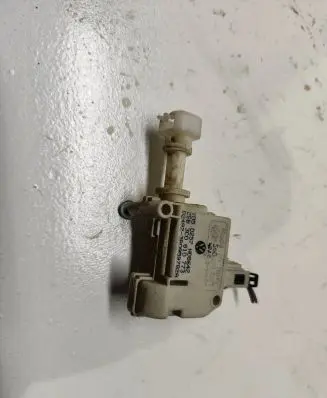 Volkswagen PASSAT B6 Central locking motor 3C0810773