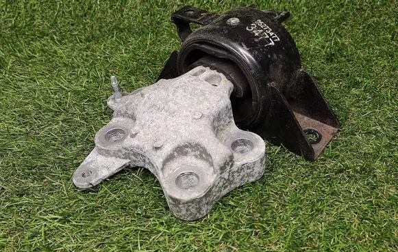 Buick Encore I Engine mount bracket 95273477