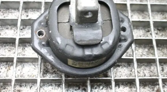 BMW 7 E65 E66 Engine mount bracket 6763944