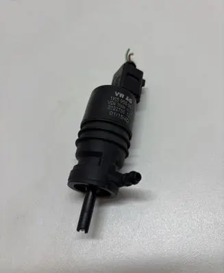 Volkswagen PASSAT B8 Windscreen/windshield washer pump 1K5955651 3122785