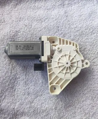 Volkswagen Golf VII Front door window regulator motor 5Q0959801B