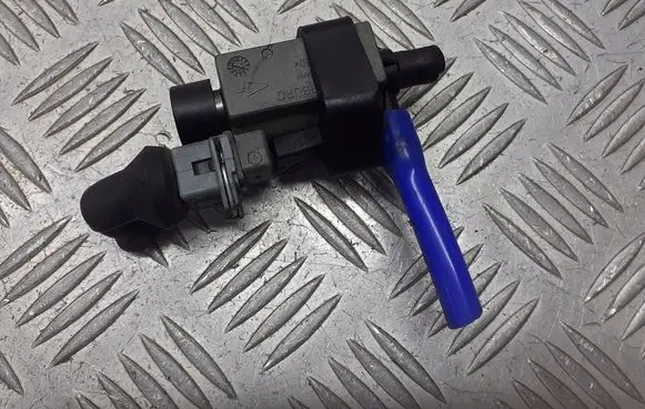 Audi A8 S8 D3 4E Valve vacuum 077906283B