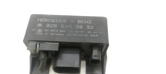 Mercedes-Benz E W211 Glow plug pre-heat relay 0255452832 899075000